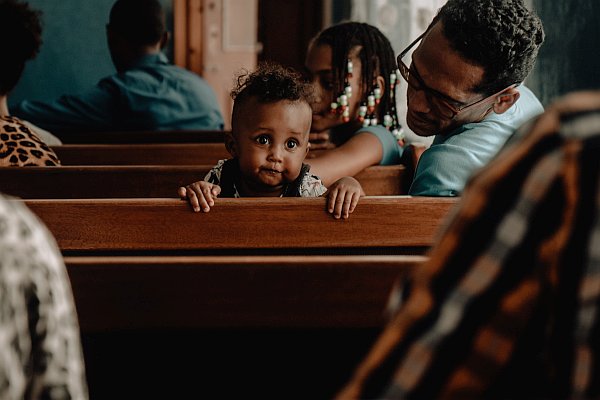 Vater und Kind in einer Kirchenbank