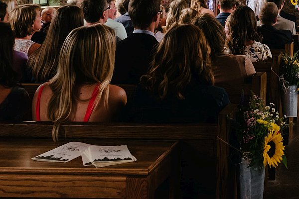 Kirchenbänke mit Gottesdienstbesuchern